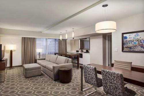Un lugar para sentarse en Embassy Suites by Hilton Washington D.C. Georgetown