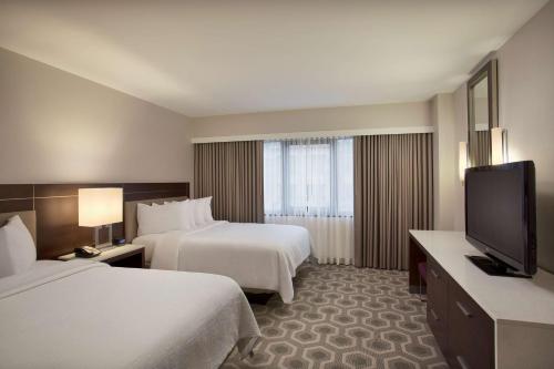 Postel nebo postele na pokoji v ubytování Embassy Suites by Hilton Washington D.C. Georgetown