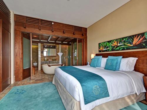 Cama ou camas em um quarto em Sofitel Dubai Palm Apartments