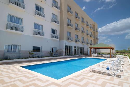 una piscina frente a un hotel en Wyndham Garden El Morro Montecristi, 