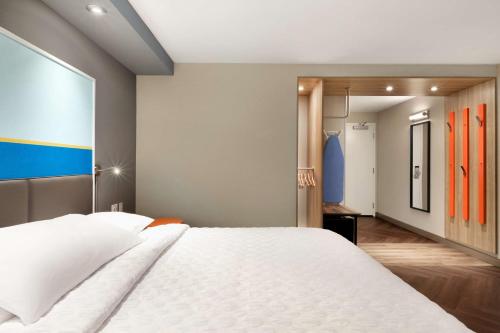 a bedroom with a large white bed in it at Tru By Hilton Las Vegas Airport NV in Las Vegas