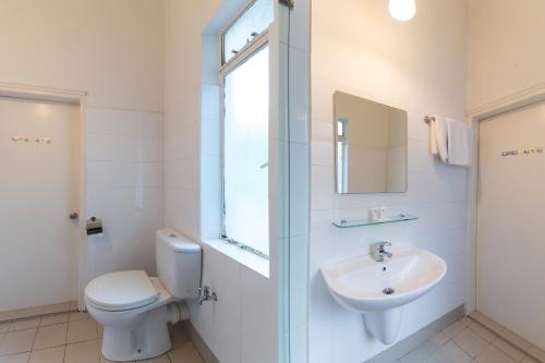 uma casa de banho com um WC, um lavatório e uma janela em OYO 161 Lodge Paradize Hotel em Kuala Lumpur