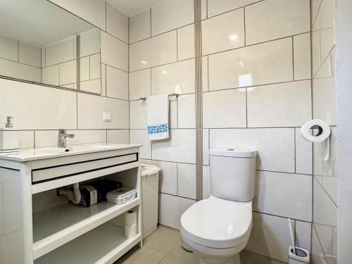 Baño blanco con aseo y lavamanos en Stone House ''Vista'' By Atlantic Holiday, en São Vicente