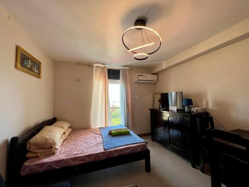 - une petite chambre avec un lit et une fenêtre dans l'établissement Gibzon's Invitation Suites near Mactan airport, à Mactan