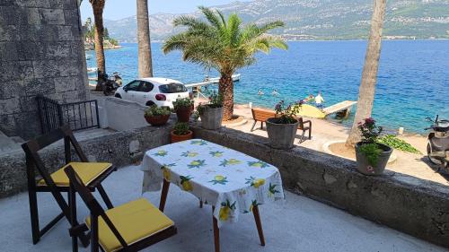 stół i krzesła z widokiem na ocean w obiekcie Apartment Antares w Korčuli