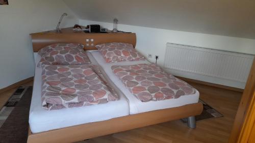 Säng eller sängar i ett rum på Ferienwohnung Tetzlaff