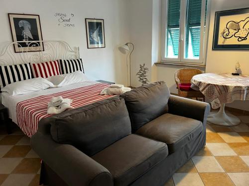 ein Wohnzimmer mit einem Sofa und einem Bett in der Unterkunft Darsena Apartments in Savona