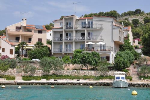 Apartments Pralija Mile