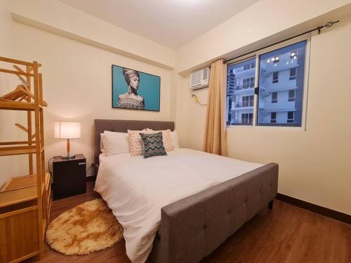 Un pat sau paturi într-o cameră la Prisma Residences - Celeste