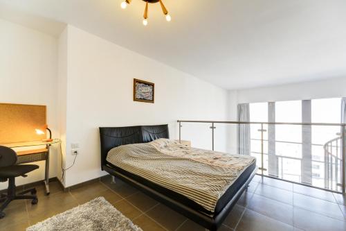 Een bed of bedden in een kamer bij Tel Aviving Exclusive Apartments