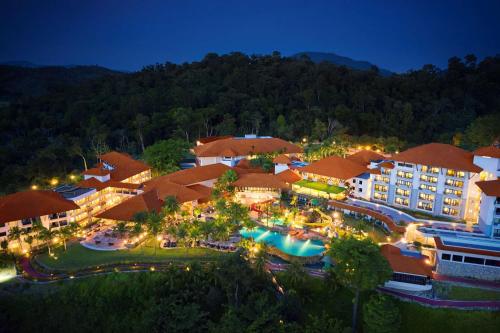 una vista aerea del resort di notte di DoubleTree by Hilton Damai Laut a Lumut