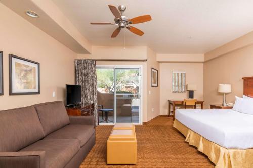 a hotel room with a bed and a couch at Hilton Vacation Club Scottsdale Villa Mirage in Scottsdale