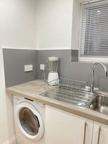 uma cozinha com uma batedeira e uma máquina de lavar roupa em Breeze Hill Lodge - Central to Liverpool City Centre - Anfield - Goodison em Liverpool