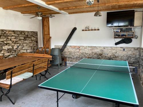 una sala de ping pong con mesa de ping pong en Pension Pošta, en Branná