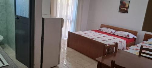 um pequeno quarto com uma cama e uma casa de banho em Synergy dhoma qera em Durrës