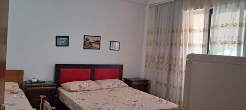 - une petite chambre avec un lit et une fenêtre dans l'établissement Synergy dhoma qera, à Durrës