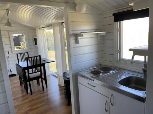 Kuchyň nebo kuchyňský kout v ubytování Stuga med panoramautsikt över åker, paradis för fågelskådare och vandrare, självstäd efter besök