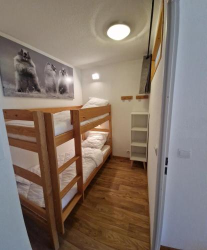 Cette chambre comprend 2 lits superposés et un couloir. dans l'établissement Les Orres 1800, les Chalets de Bois Méan, Vue Montagne à 200m des pistes, aux Orres