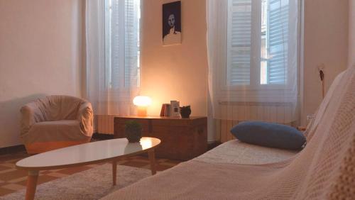 un salon avec un canapé, une table et une chaise dans l'établissement Appartement spacieux et agréable, à Marseille