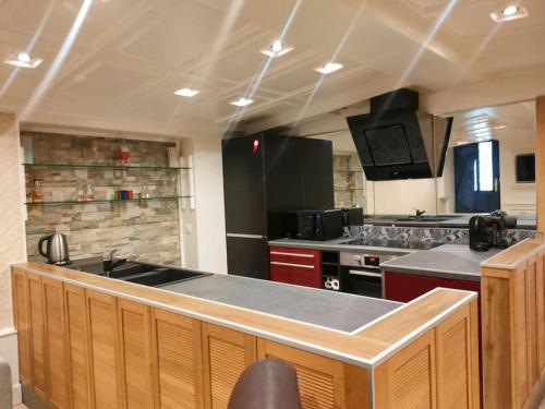 - une grande cuisine avec un comptoir dans une pièce dans l'établissement Appartement Moderne & Spacieux Hypercentre CAEN, à Caen