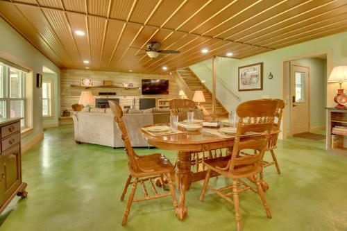 Η κουζίνα ή μικρή κουζίνα στο Unique Cotter Getaway with Deck and Outdoor Dining!