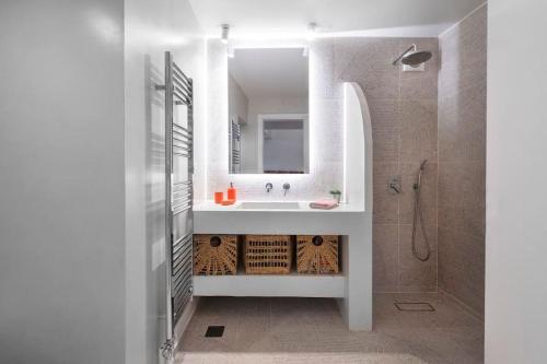 Luxury stay with garden, US embassy