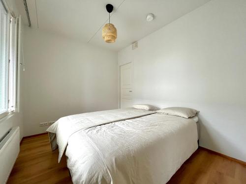 Säng eller sängar i ett rum på Guest apartment with view and terrace, Vuosaari, Helsinki, self check-in