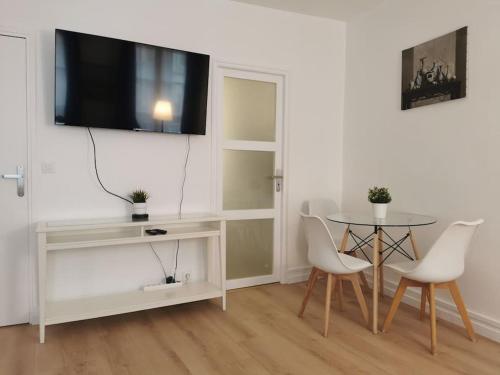 Télévision ou salle de divertissement dans l'établissement 2min RER - St Germain En Laye Hyper Center - Wei&Pei Apartment