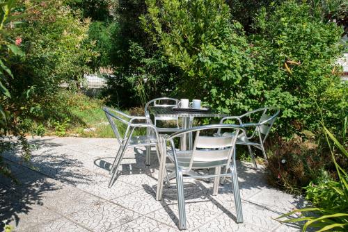 una mesa y sillas en un patio en Anadora 2: Hospitable stone house with yard, en Alexandroupoli
