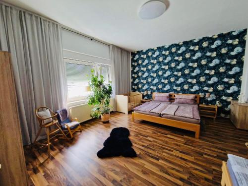1 dormitorio con cama y ventana grande en Alteschule15, en Leibsch