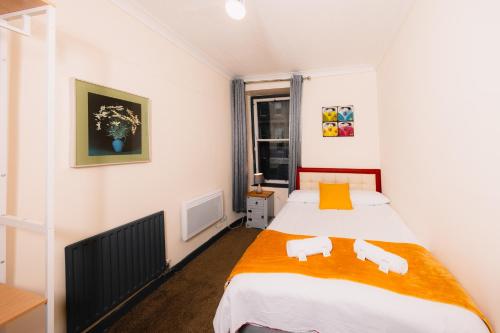 Postel nebo postele na pokoji v ubytování Cozy Old Town 4 Bedrm Apartment