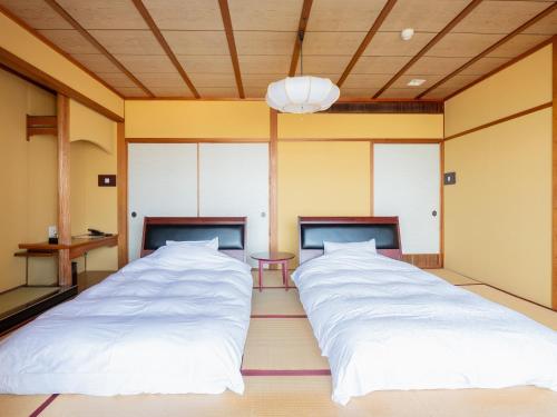 two beds in at 18歳以上の宿 澄江知多 in Utsumi