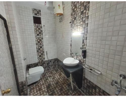 y baño con lavabo y aseo. en Hotel Anuj Residency, Chitrakoot en Sītāpur Mūāfi