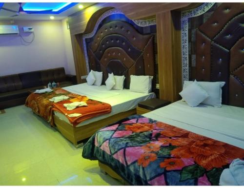 una habitación de hotel con 2 camas en una habitación en Hotel Anuj Residency, Chitrakoot en Sītāpur Mūāfi