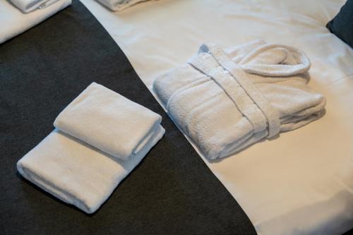 ein Paar Handtücher auf dem Bett in der Unterkunft King's Square Lux apartment Zlatibor in Zlatibor