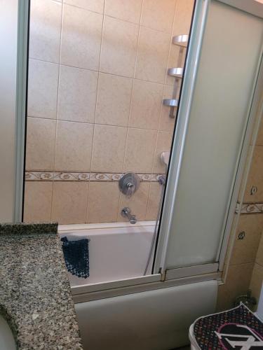 y baño con ducha y bañera. en Appartement Dernier Etage Ortaköy No 6, en Estambul