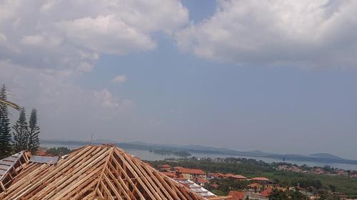 un toit d'un bâtiment avec vue sur une ville dans l'établissement Lajungle Muyenga, à Kampala