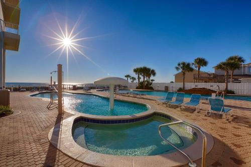 una gran piscina con sillas y un solárium en Majestic Beach Resort Tower 2 by Panhandle Getaways, en Panama City Beach