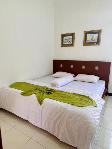 - 2 lits installés l'un à côté de l'autre dans une chambre dans l'établissement Villa Dedaun Batu, à Batu