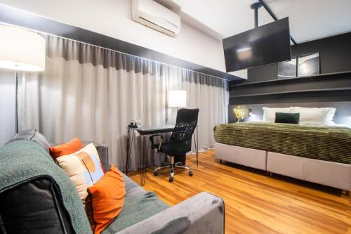 a bedroom with a bed and a desk and a bed and a couch at Flat 1111 WCT Berrini Brooklin in Sao Paulo