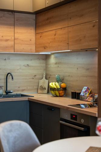 a kitchen with a bowl of fruit on a counter at King's Square Lux apartment Zlatibor 1 in Zlatibor