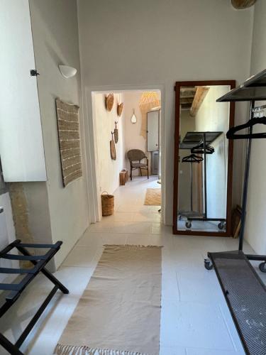un pasillo de una casa con espejo en Maison Tara verte au Mas Montredon, en Arles
