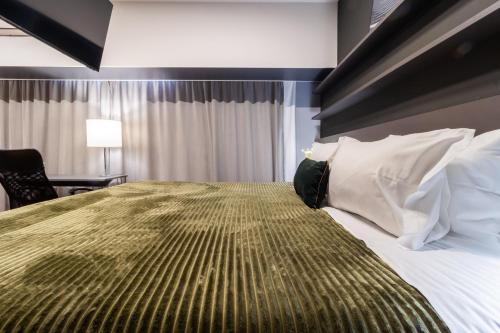 a hotel room with a large bed with pillows at Flat 1111 WCT Berrini Brooklin in Sao Paulo