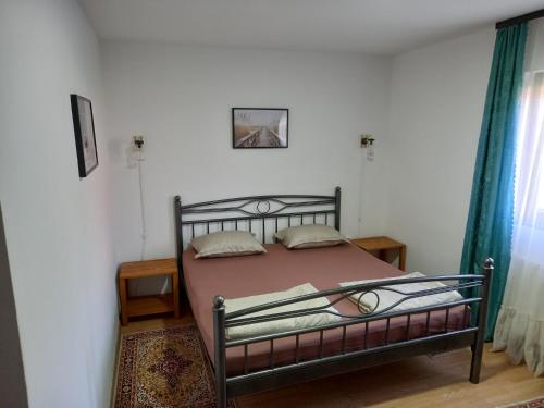 um quarto com uma cama num quarto em Peaceful Oasis - house for rest and relaxation em Bosanska Krupa