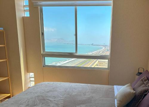 - une chambre avec une grande fenêtre donnant sur l'aéroport dans l'établissement De estreno con vista al mar, à Lima