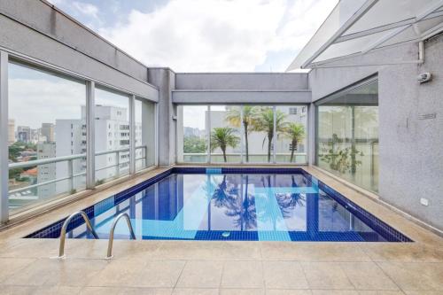 una piscina en la azotea de un edificio en Roomo Etoile GeorgeV Itaim Bibi Residencial, en São Paulo
