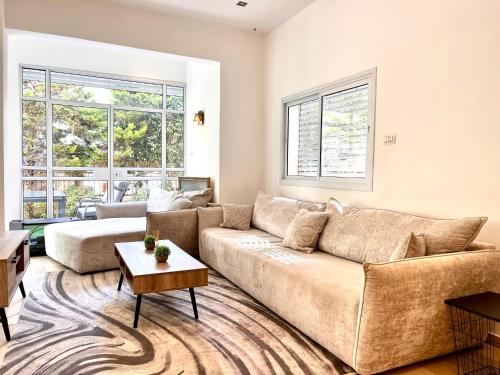 Amazing 3-room garden apartment near Gordon Beach and the Hilton