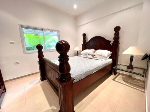 Amazing 3-room garden apartment near Gordon Beach and the Hilton