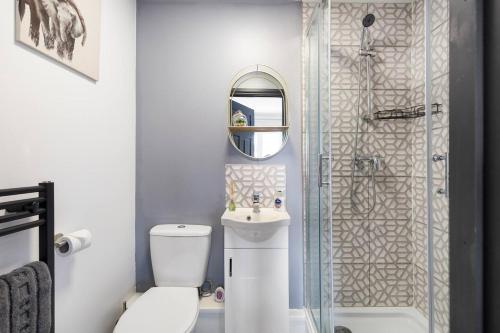 e bagno con doccia, servizi igienici e lavandino. di Sleek Stylish House 2 Parking - Hot tub & Arcade a Bristol
