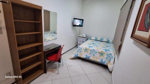 Habitación pequeña con cama, escritorio y cama sidx sidx sidx sidx en SUITE STAR, en Pau dos Ferros